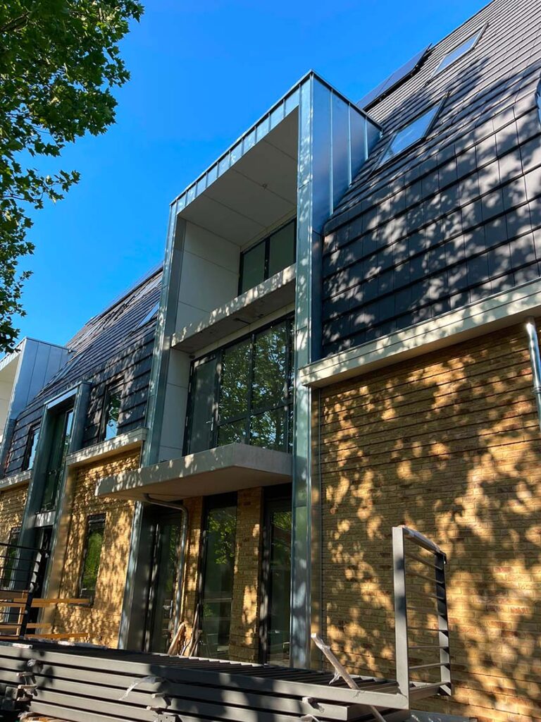 Zinkwerk aan de gevels en dakkapellen van een appartementengebouw
