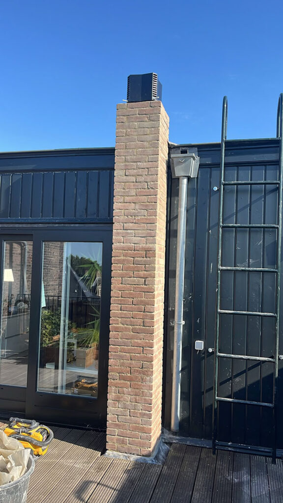 Bakstenen schoorsteen op een dakterras
